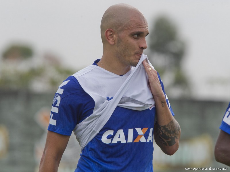 Quem disse que aposentou? Fábio Santos assinou novo contrato