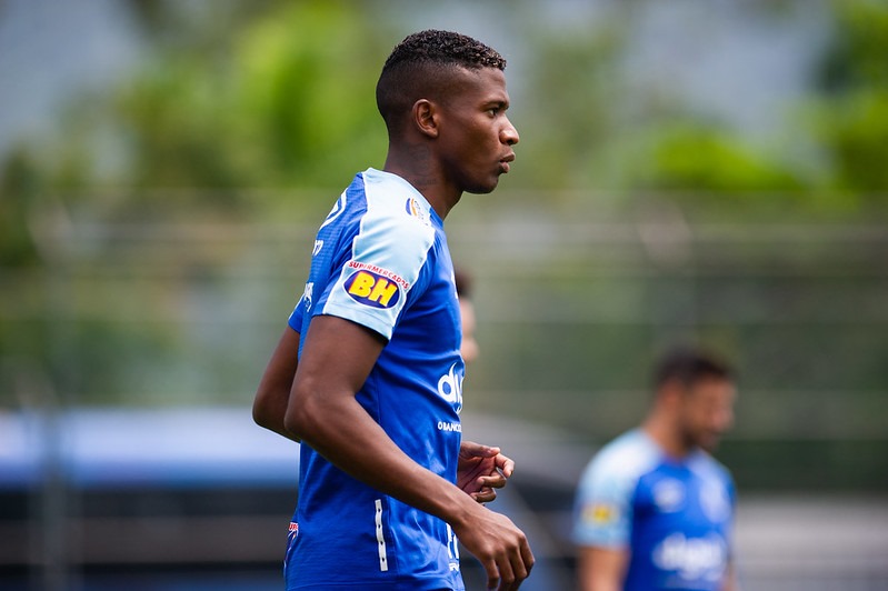 Orejuela surpreende e aparece treinando em rival do Cruzeiro na Série A