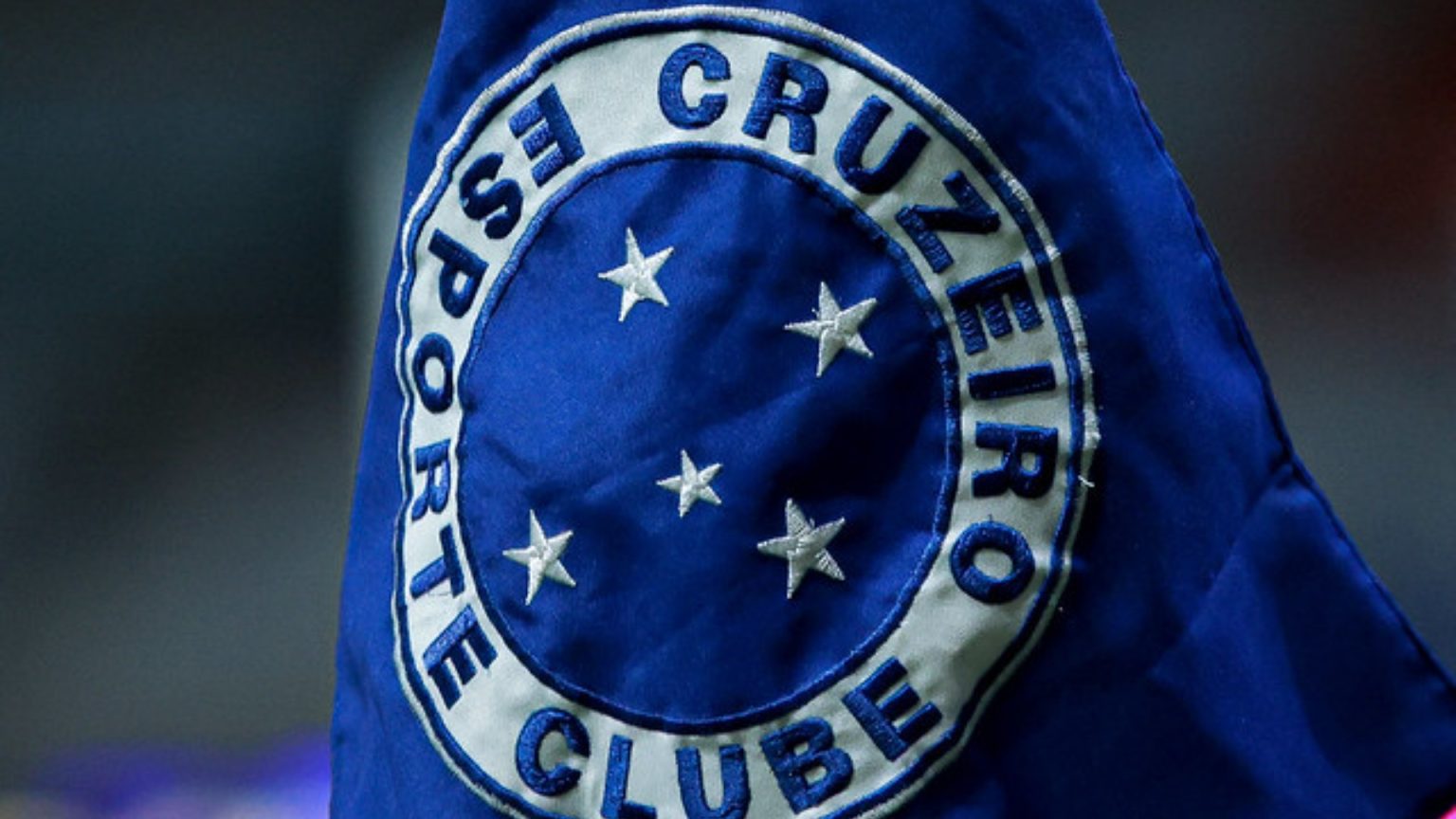 Após trombada, lesão no punho pode tirar jogador do Cruzeiro de ação