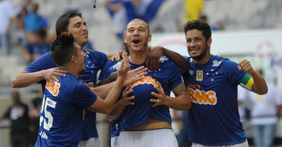 Bicampeão brasileiro pelo Cruzeiro trabalha na construção civil para ganhar a vida em 2024