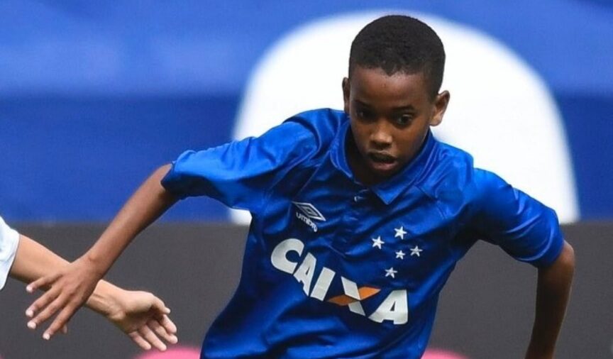 Publicação de Estevão com camisa do Cruzeiro foi feita por perfil falso