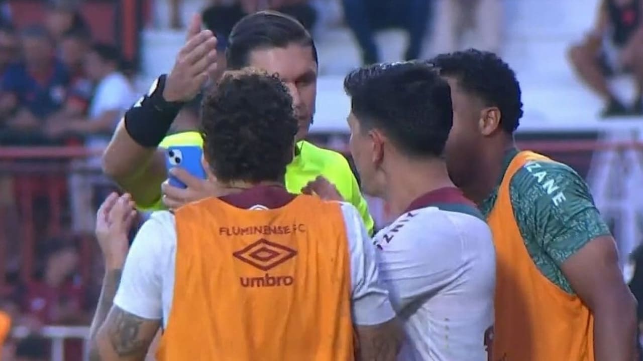 Jogador do Fluminense usou celular na hora errada e agora está suspenso