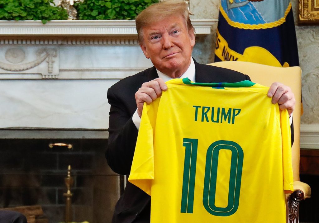 Donald Trump foi surpreendido com presente: Camisa de Neymar
