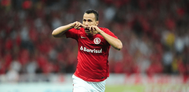 Leandro Damião já desembarcou no Beira-Rio para apresentação