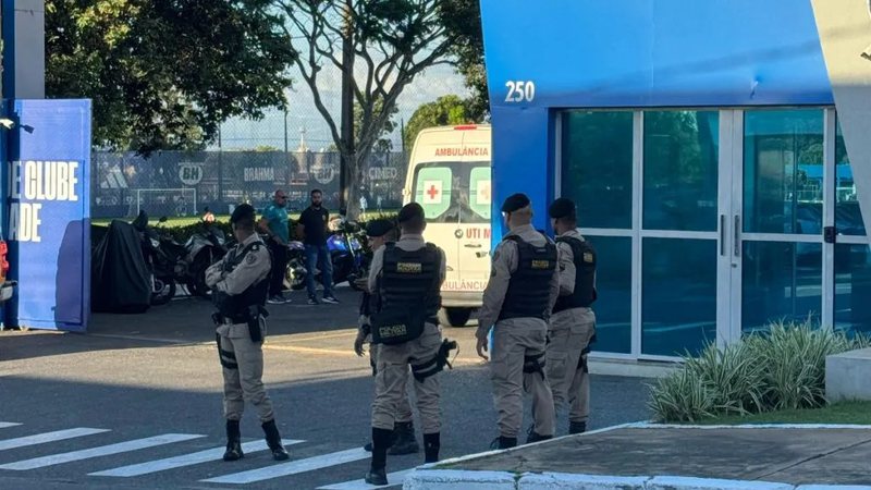 Ambulância precisou buscar jogador do Cruzeiro que passou mal em treino