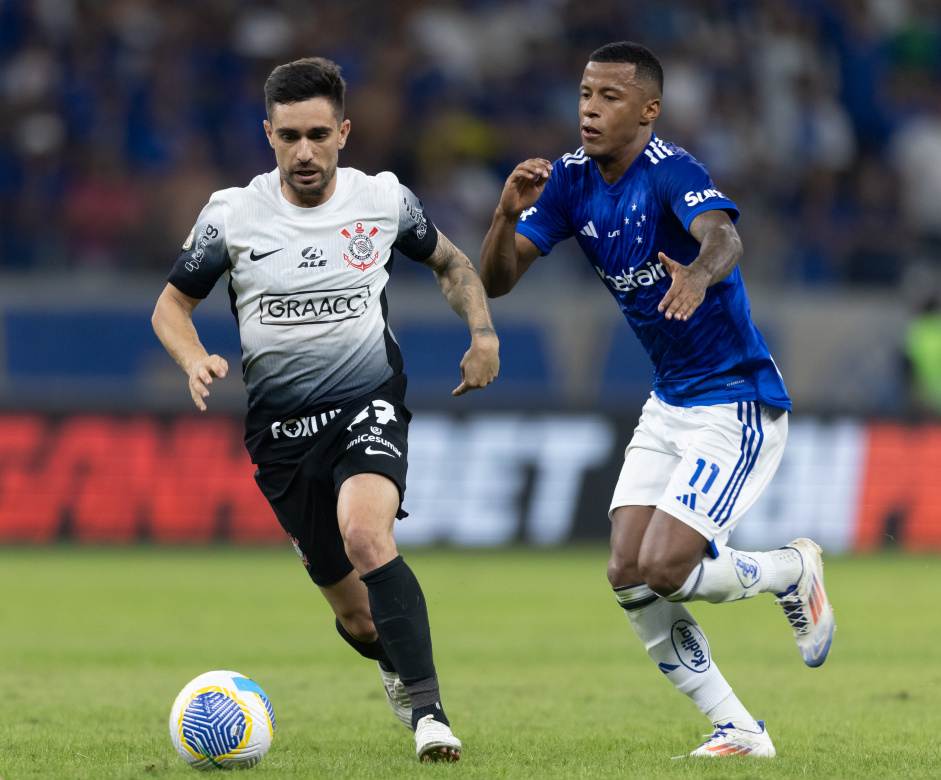 Preferiu deixar o Cruzeiro para jogar em rival e agora está sem receber há meses
