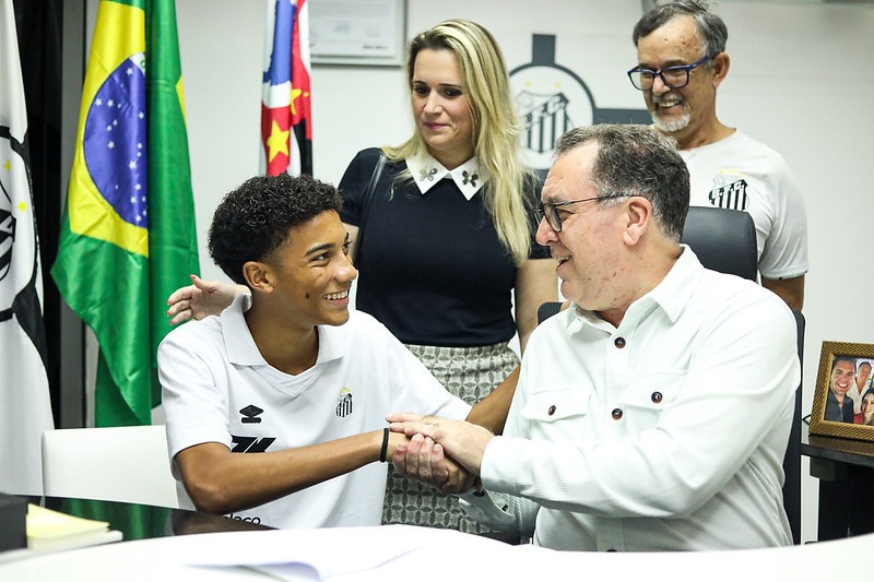 Por R$ 644 milhões, Santos vende o filho de Robinho