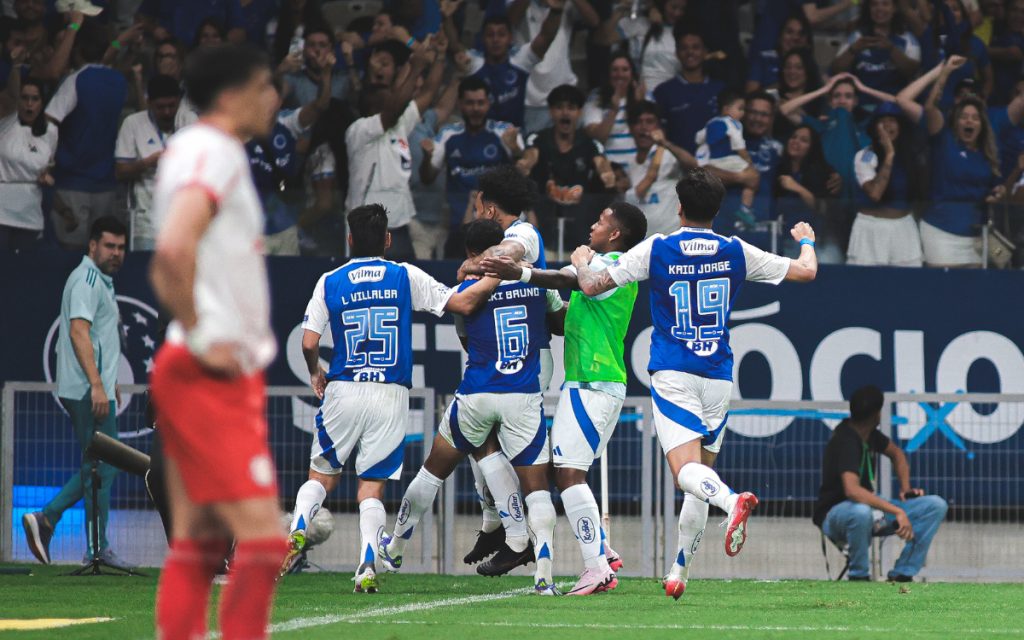 Logo após virada, Cruzeiro assume 1° lugar no Brasil