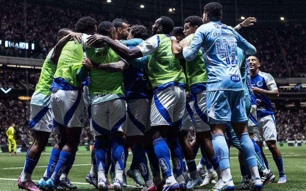 Após vitória na rodada, Cruzeiro assume primeiro lugar no Brasileiro