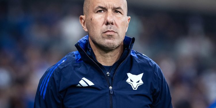 Leonardo Jardim pega o telefone para ligar e Fabinho pode assinar com o Cruzeiro já em janeiro