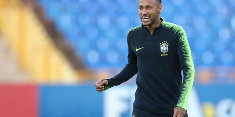 Neymar foi recebido com festa pela torcida do Cruzeiro
