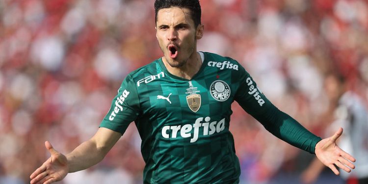 Raphael Veiga pode deixar o Palmeiras para vestir azul e branco em 2026