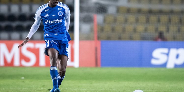 Cruzeiro antecipa saída de Jonathan Jesus e já encontra zagueiro no mercado