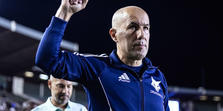Xodó de Leonardo Jardim volta ao Cruzeiro antes da Copa do Brasil