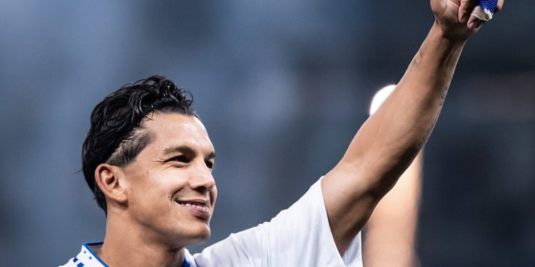 Lucas Romero antecipa tudo e comemora retorno no Cruzeiro