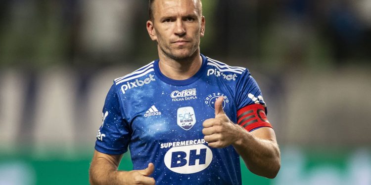 Pra sempre capitão, Eduardo Brock aconselha e atacante assina com o Cruzeiro