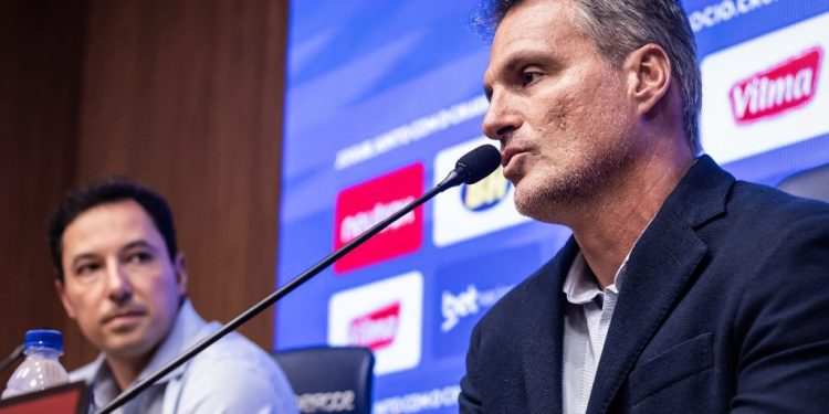 Dirigente coloca Cruzeiro no patamar europeu e cobra títulos para 2026