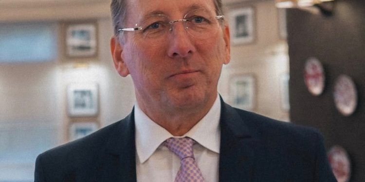John Textor fica injuriado e zagueiro pode assinar com o Cruzeiro para 2026