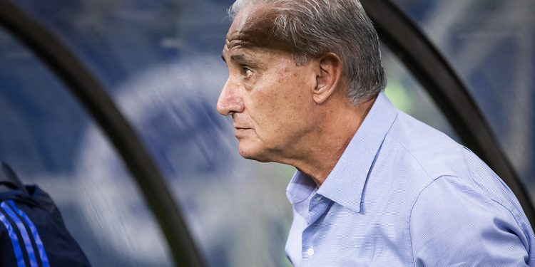 Técnico da Europa surge com camisa do Cruzeiro em meio a crise de Tite