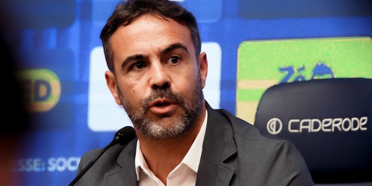 Artur Jorge causa impacto e Cruzeiro prepara chegada de reforços
