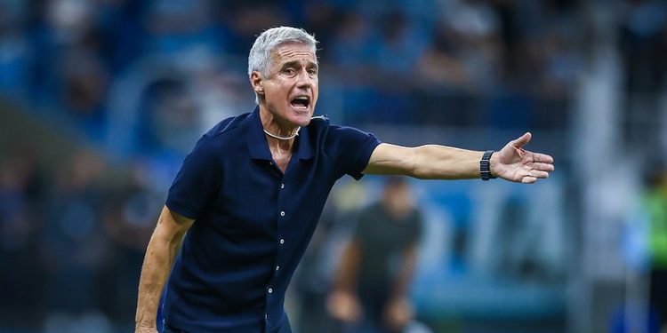 Grêmio toma decisão sobre demissão de Luís Castro antes de encarar o Cruzeiro