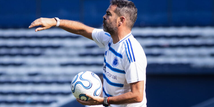 Artur Jorge confirma chegada de novo titular ao Cruzeiro