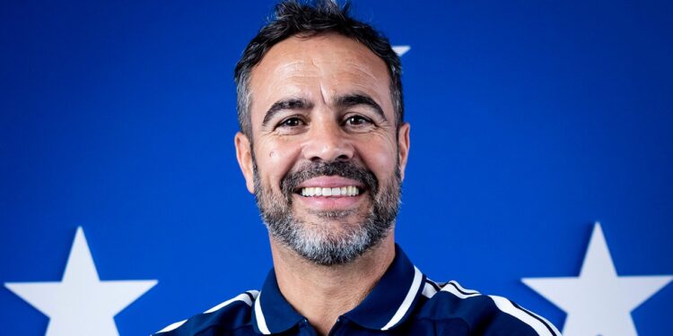 Cruzeiro toma decisão inesperada envolvendo Artur Jorge