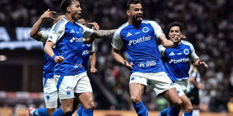 Cruzeiro prepara saída no elenco para viabilizar contratação de volante por R$ 30 milhões