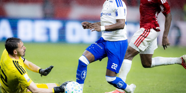 Cruzeiro avalia entrar com reclamação contra árbitro